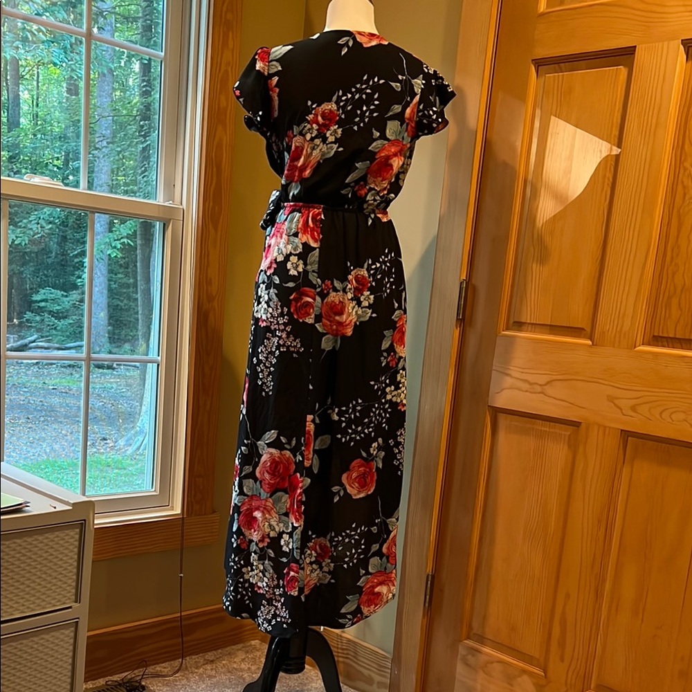 Red and Black Flutter Sleeve V-Neck Midi Dress - Picture 2 of 3